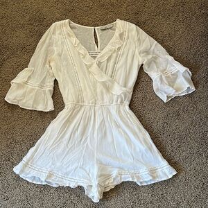 white xs abercrombie romper
elastic waist ~11-14”
~3 inch inseam